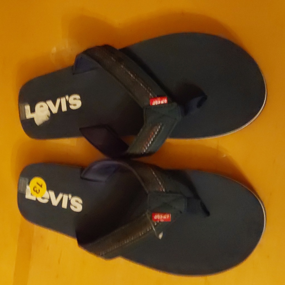 BNWOT LEVIS FLIP FLOPS SIZE 13